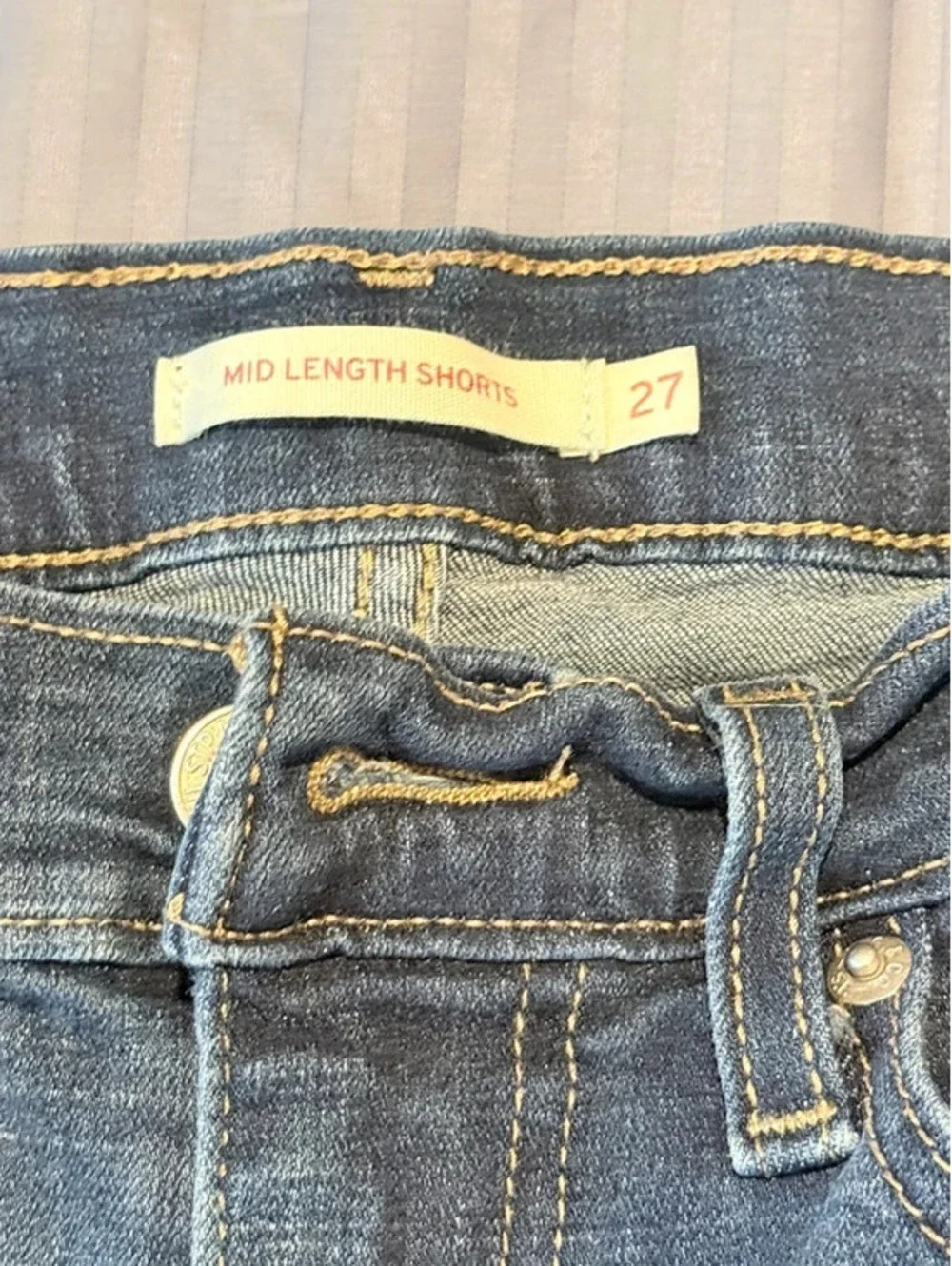 Levi’s Mid Length Denim Shorts Size 27 1212
